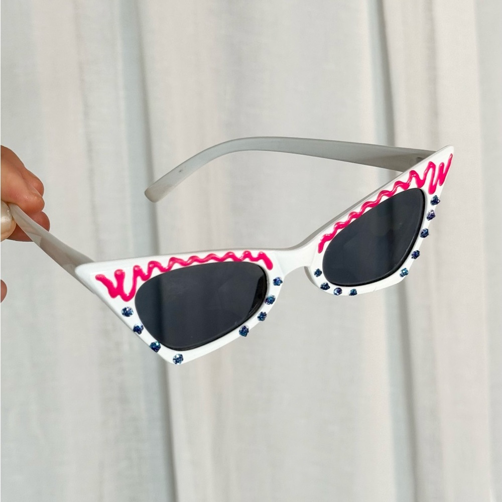 ⋆｡°✩ hand painted y2k glitter cat eye sunglasses ✩°｡⋆